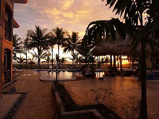 be_sunset_courtyard_textmedium